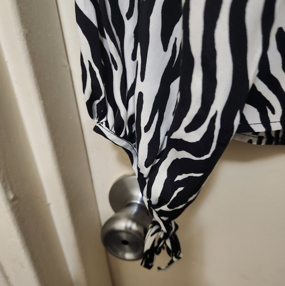 ZARA Size Small Black and White Animal Print Top - Picture 3 of 9